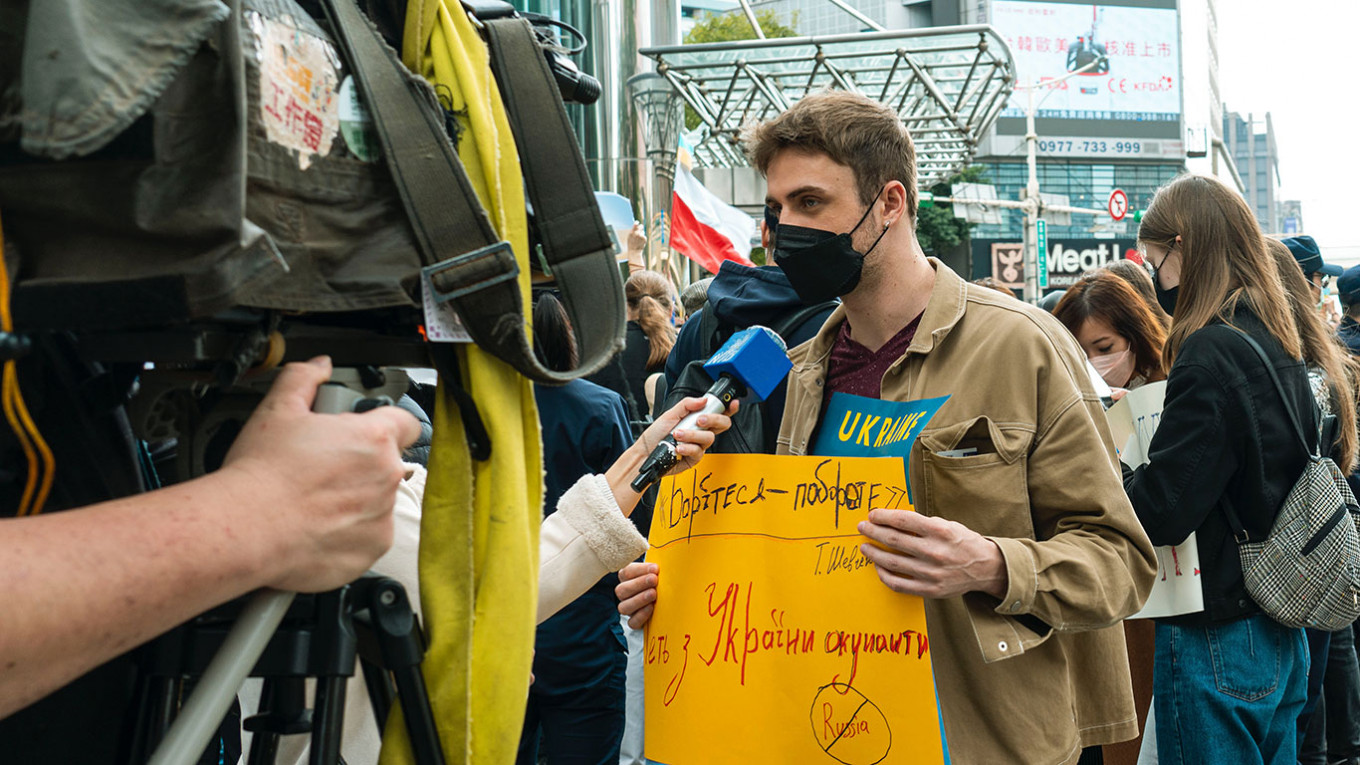 Увольнения в начале года. Протесты в Москве. Митинги в Москве против войны в Украине. Акция против войны с Украиной. Митинг за Украину в Москве.