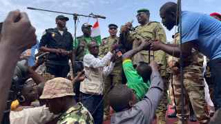 Солдаты, свергнувшие президента Мохамеда Базума, со сторонникам правящей хунты Нигера